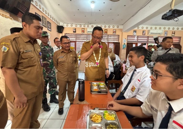 Wakil Bupati Gresik, dr. Asluchul Alif, saat mencicipi menu MBG yang disajikan untuk siswa SMPN 1 Gresik. (Foto: Khanif Rosidin/Infogresik)