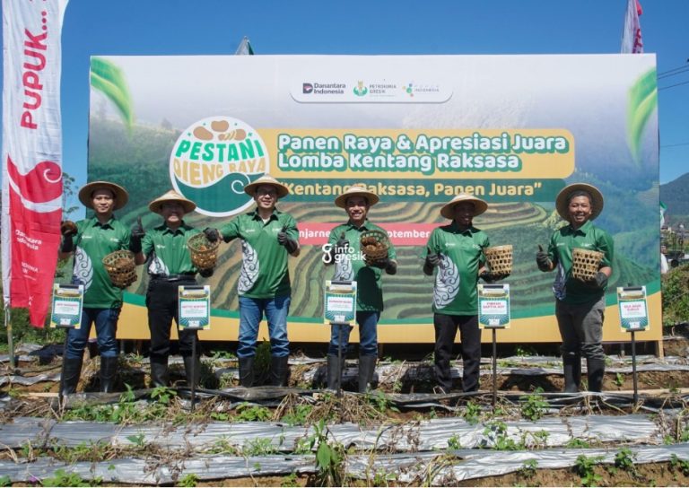 Komisaris Utama Petrokimia Gresik Suhardi Alius (ke-4 dari kiri) bersama Direktur Keuangan & Umum Petrokimia Gresik Adityo Wibowo (ke-3 dari kiri) serta jajaran manajemen PG saat mengikuti panen bersama dalam acara Panen Raya & Apresiasi Juara Lomba Kentang Raksasa di Banjarnegara, Jawa Tengah. (Foto: Ist/Infogresik)