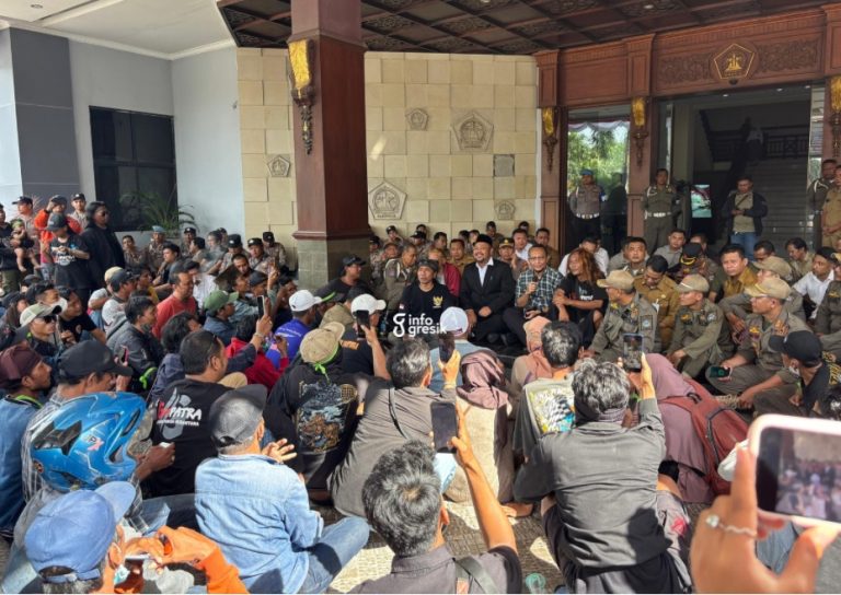Ratusan pendemo berdialog dengan Bupati Gresik Fandi Akhmad Yani dan Comdev PT BKMS, Yudi Darjanto. (Foto: Khanif Rosidin/Infogresik)