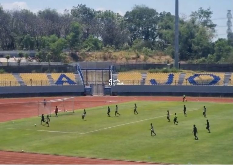 Suasana pertandingan Gresik United (biru tua) melawan pemain Persekabpas Pasuruan (putih) di Stadion Gelora Joko Samudro. (Foto: Ist/Infogresik)