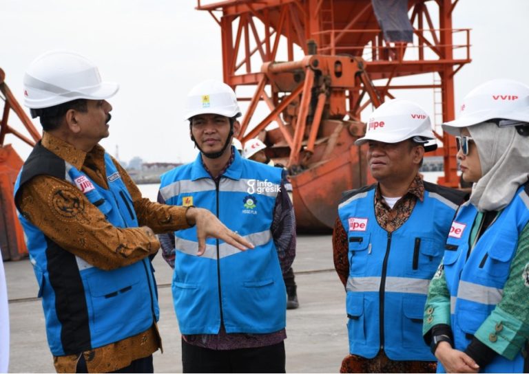 Dukung Pertumbuhan Ekonomi, PLN Tambah Pasokan Daya 40 MVA untuk Kawasan KEK JIIPE Gresik Perwakilan BKMS dan PLN saat di JIIPE. (Foto: Ist/Infogresik)