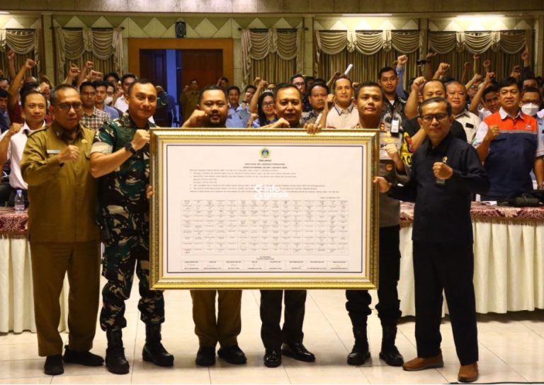 Respons Aduan Soal Pelanggaran Jam Operasional Truk, Forkopimda Gresik Gelar Rakor, Ini Hasilnya Bupati Gresik Fandi Akhmad Yani, Sekda Wasil, Kapolres Gresik Richard Rovan Mahenu, Dandim 0817 Letkol Inf Fadly Subur Karamaha, Kajari Gresik Yanuar Utomo, perwakilan Ketua Pengadilan Negeri Gresik menunjukkan hasil deklarasi terkait kendaraan truk besar. (Foto: Ist/Infogresik)