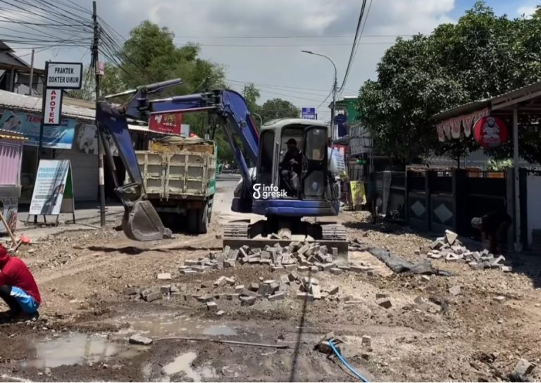 Proses pengerjaan jalan Brotonegoro Ruas Yosowilangun-Suci. (Foto: Ist/Infogresik)