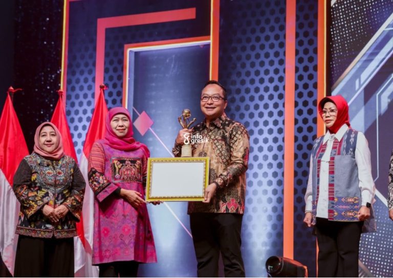 Gubernur Jawa Timur, Khofifah Indar Parawansa, menyerahkan penghargaan Investment Award 2024 kategori Terbaik I tingkat kabupaten/kota kepada Wakil Bupati Gresik, dr. Asluchul Alif, di Surabaya. (Foto: Ist/Infogresik)