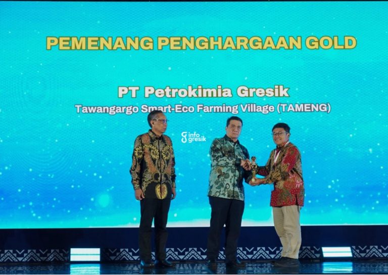 Perwakilan Petrokimia Gresik menerima penghargaan pada ajang Corporate Social Responsibility & Pengembangan Desa Berkelanjutan (CSR & PDB) Award 2025. (Foto: Ist/InfoGresik)