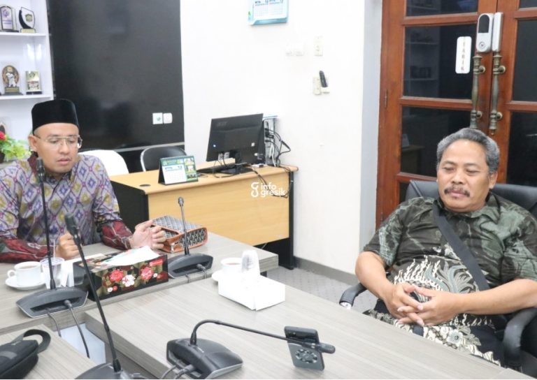 Ketua BK DPRD Gresik M. Ainul Yaqin bersama anggota Jumanto saat mengikuti rapat BK beberapa waktu lalu. (Foto: Ist/InfoGresik)