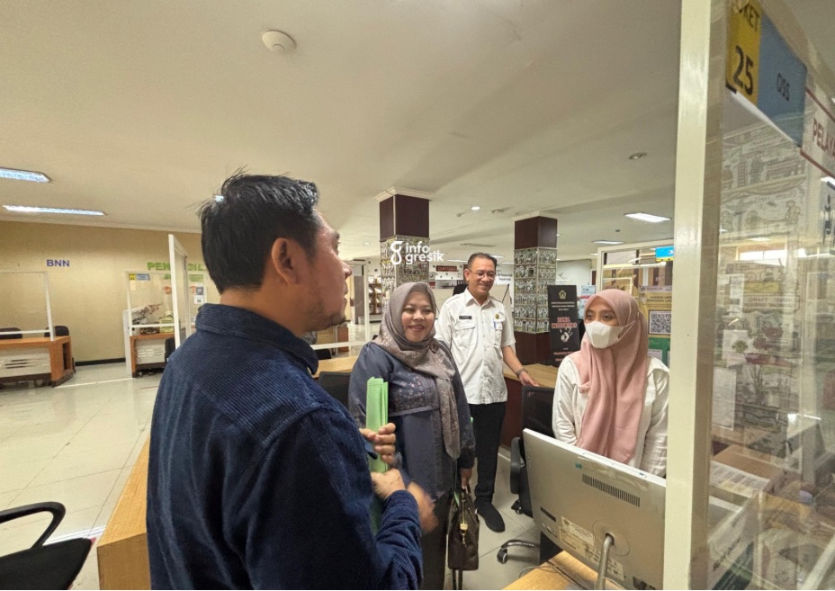Anggota Komisi II DPRD Gresik Ricke Mayumi dan Wakil Ketua DPRD Gresik Lutfi Dhawam didampingi perwakilan DPMPTSP, Fauzi, saat mengecek pelayanan Pojok OSS di Mal Pelayanan Publik. (Foto: Khanif Rosidin/Infogresik)