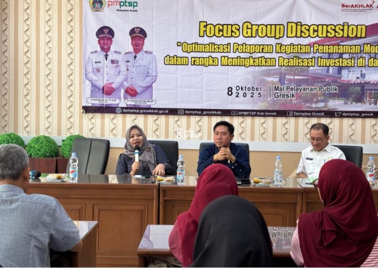 Anggota Komisi II DPRD Gresik Ricke Mayumi bersama Wakil Ketua DPRD Gresik Lutfi Dhawam saat menjadi narasumber FGD bersama pelaku usaha di DPMPTSP. (Foto: Khanif Rosidin/Infogresik)