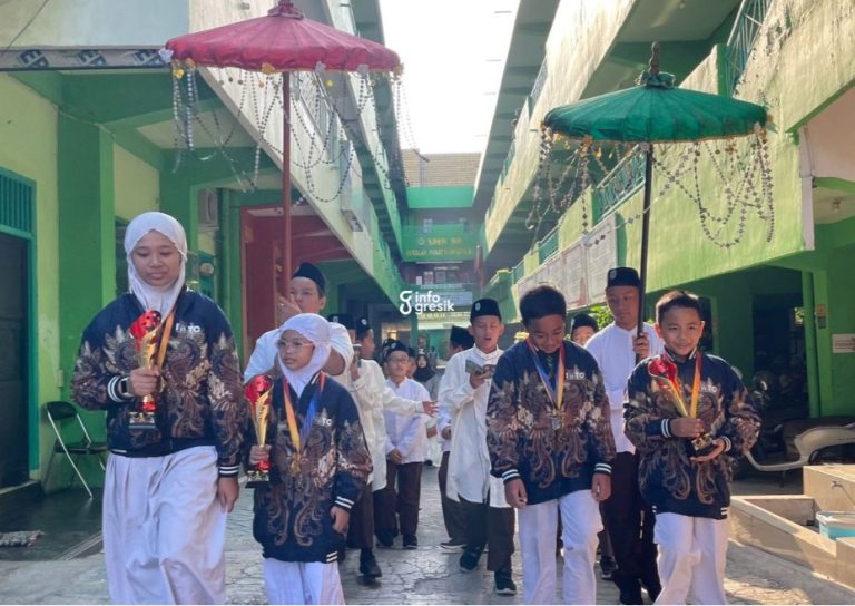 Penyambutan empat murid SDNU 1 Trate Gresik peraih medali saat tiba di sekolah. (Foto: Ist/Infogresik)
