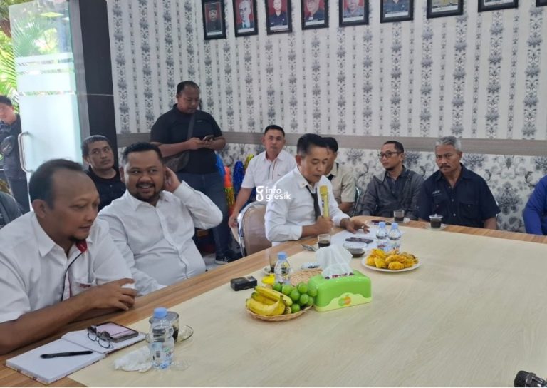 Bupati Gresik, Fandi Akhmad Yani, saat memimpin audiensi terkait penyerapan tenaga kerja lokal didampingi Kepala Disnaker Gresik, Zainul Arifin, dan Manager Community Development (ComDev) PT Berkah Kawasan Manyar Sejahtera (BKMS) selaku pengelola JIIPE, Yudi Darjanto, di Kantor Disnaker Gresik. (Foto: Ist/Infogresik)