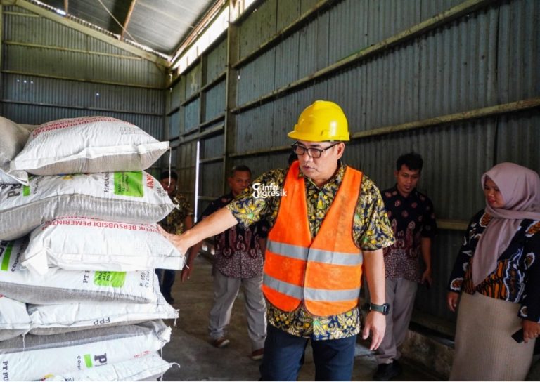 Direktur Utama Petrokimia Gresik, Daconi Khotob, saat meninjau pupuk organik di Kabupaten Madiun. (Foto: Ist/INFOGRESIK)