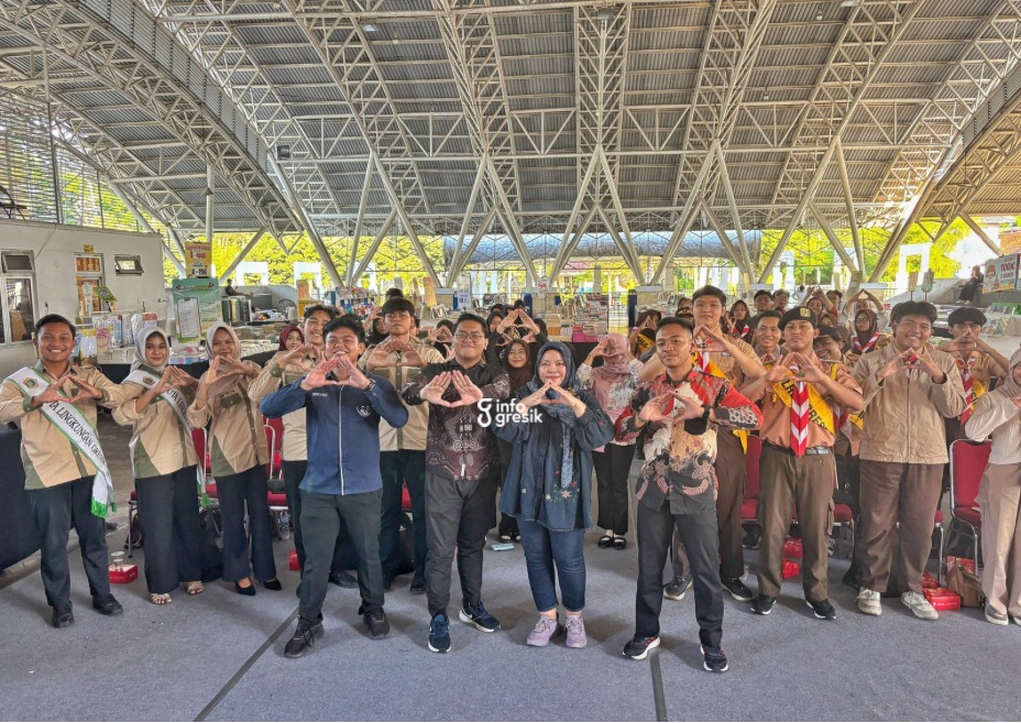 Anggota DPRD Gresik, Ricke Mayumi, bersama pengurus Image Unesa dan Genre serta peserta talkshow di WEP. (Foto: Khanif Rosidin/Infogresik)