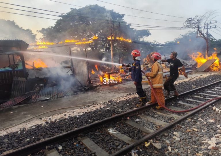 Petugas Damkar Gresik saat memadamkan api di dua kafe di Kecamatan Kebomas. (Foto: Ist/Infogresik)
