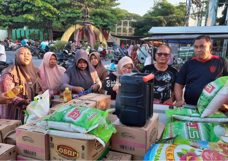 Kades Pangkahwetan Syaifullah Mahdi (kanan) bersama Sekcam Ujungpangkah Mudlofar meninjau aktivitas jual beli sembako KDMP di bunderan air mancur Pangkahwetan. (Foto: Ist/Infogresik)