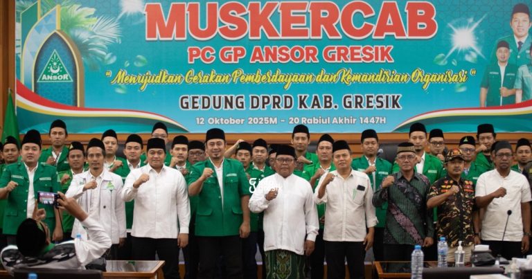 Pertegas Fungsi Ruang Publik, Ruang Paripurna DPRD Gresik Digunakan Muskercab Ansor Ketua DPRD Gresik M. Syahrul Munir bersama jajaran pengurus PC GP Ansor Gresik usai kegiatan. (Foto: Ist/Infogresik)