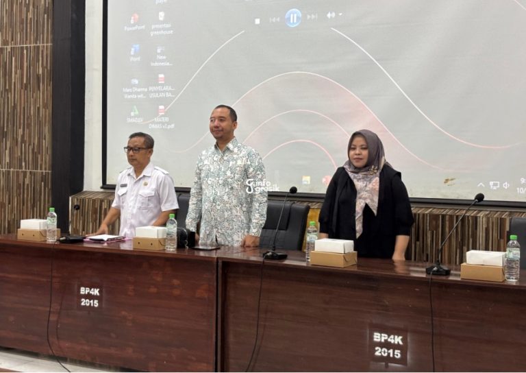 Anggota Komisi II DPRD Gresik Ricke Mayumi bersama Dimas Setio Wicaksana saat menjadi narasumber di Dinas Pertanian Gresik. (Foto: Khanif Rosidin/Infogresik)
