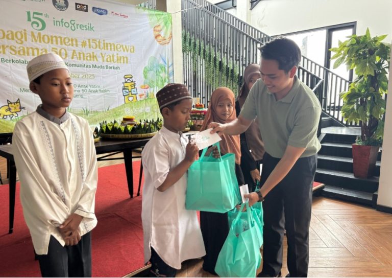 Rayakan HUT ke-15, Infogresik Ajak Anak Yatim Menghias Donat hingga Berbagi Santunan Perwakilan Infogresik menyerahkan santunan dan bingkisan kepada anak yatim. (Foto: Khanif Rosidin/Infogresik)