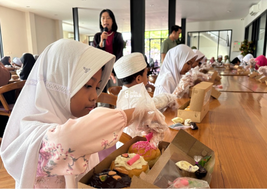 Anak-anak yatim tampak antusias saat menghias donat. (Foto: Khanif Rosidin/Infogresik)