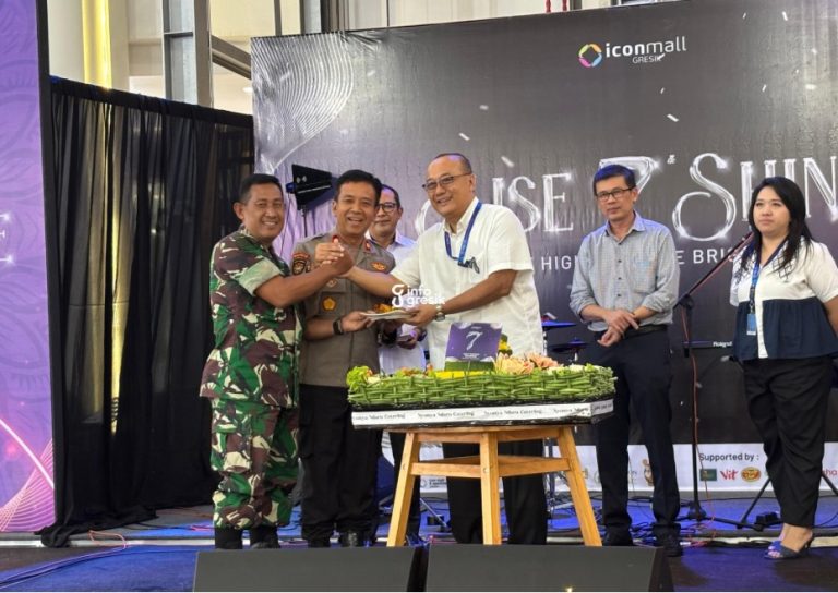 GM Icon Mall Gresik Eko Swasono menyerahkan tumpeng kepada Kapolsek Kebomas Kompol Gatot Setyo Budi dan Danramil Kebomas Kapten Inf Mujianto sebagai wujud sinergitas. (Foto: Khanif Rosidin/Infogresik)
