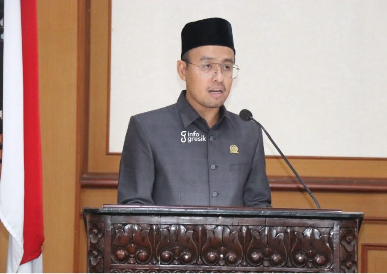 Ketua BK DPRD Gresik Muhammad Ainul Yaqin saat menyampaikan hasil sidang kasus dugaan pelanggaran anggota DPRD Gresik Abdullah Hamdi. (Foto: Ist/Infogresik)
