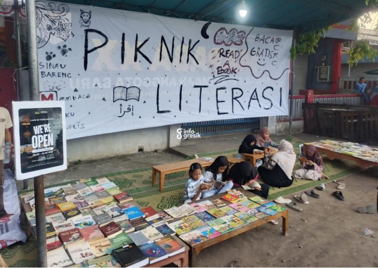 Anak-anak tampak antusias membaca buku di lokasi Piknik Literasi. (Foto: Ist/Infogresik)