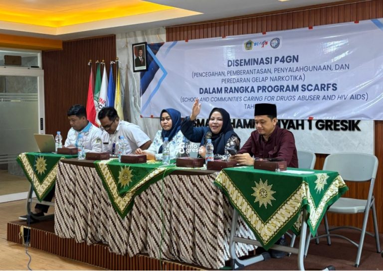 Anggota DPRD Kabupaten Gresik, Ricke Mayumi dan Muhammad Kurdi, saat menjadi narasumber kegiatan Diseminasi P4GN di SMAM 1 Gresik. (Foto: Khanif Rosidin/Infogresik)