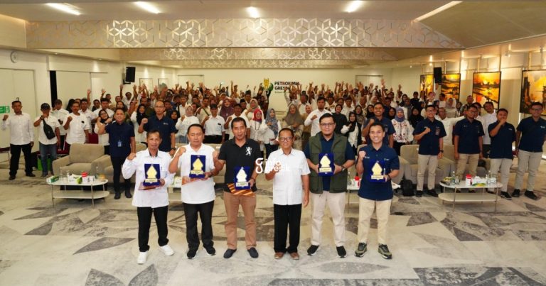 Pupuk Indonesia Ingatkan Pengecer Tidak Jual Pupuk Bersubsidi di Atas HET GM Regional 2 PT Pupuk Indonesia Muhammad Ihwan F berfoto bersama pengurus PPPI. (Foto: Ist/Infogresik)