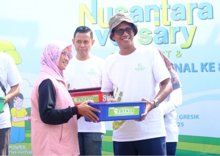 Tanam Pohon hingga Adopsi Magot, Cara PLN Nusantara Power Rayakan HUT Penyerahan gotkit secara simbolis dari Kader Asa Bergending kepada karyawan PT PLN NP UP Gresik. (Foto: Ist/Infogresik)