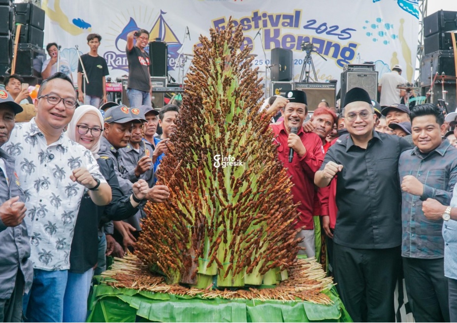 Wakil Bupati Gresik dr. Asluchul Alif bersama Ketua DPRD Gresik Muhammad Syahrul Munir, Anggota DPR RI Thoriq Majiddanor (Jiddan), Kepala Desa Randuboto Andhi Sulandra, dan tim Infogresik saat akan membagikan sate kerang. (Foto: Ist/Infogresik)