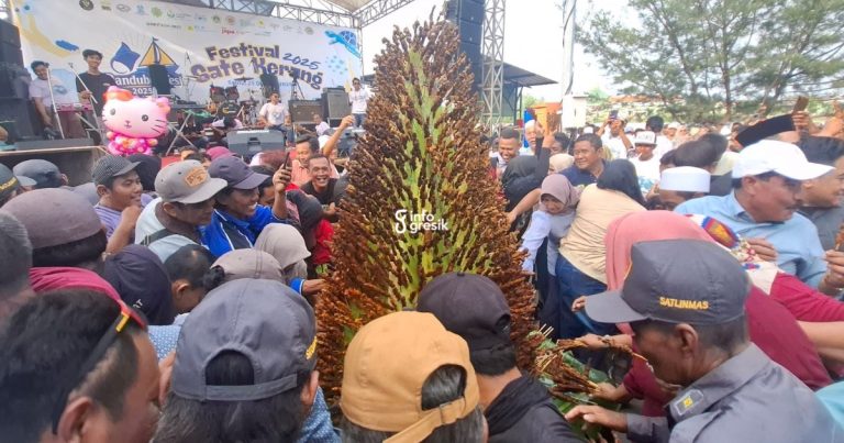 Angkat Potensi Lokal, Pemdes Randuboto dan Info Gresik Berbagi 2.025 Tusuk Sate Kerang Setinggi 1,5 Meter Suasana warga saat berebut 2.025 tusuk sate kerang. (Foto: Ist/Infogresik)