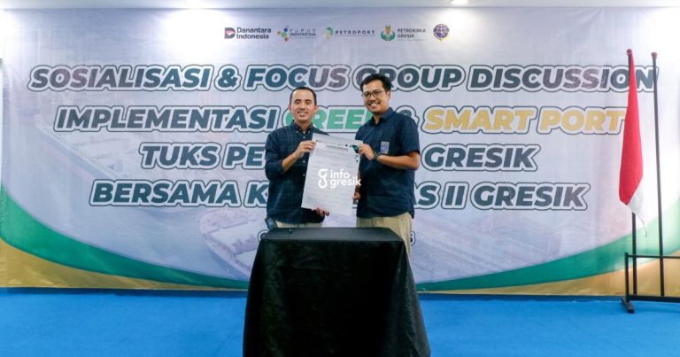 Petrokimia Gresik Gunakan Konsep Green & Smart Port Demi Efisiensi Energi Petrokimia Gresik bersama para mitra berfoto usai penandatanganan komitmen bersama Implementasi Green & Smart Port TUKS Petrokimia Gresik dalam kegiatan Sosialisasi dan Focus Group Discussion (FGD) di Gresik. (Foto: Ist/Infogresik)