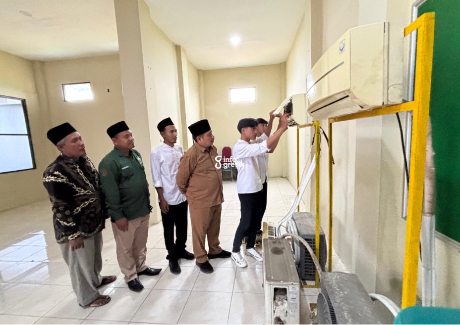 Salah satu peserta memeriksa kondisi AC. (Foto: Khanif Rosidin/Infogresik)