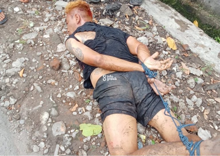Pelaku MAK saat diamankan warga. (Foto: Ist/Infogresik)