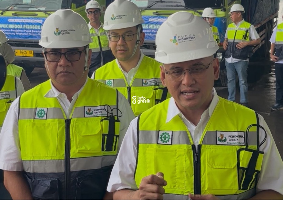 Direktur Utama Pupuk Indonesia Rahmad Pribadi didampingi Direktur Utama Petrokimia Gresik Daconi Khotob saat melepas truk pengangkut pupuk bersubsidi ke berbagai pelosok daerah. (Foto: Khanif Rosidin/Infogresik)