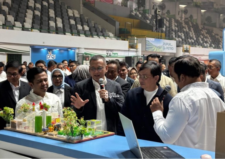 Direktur Utama Pupuk Indonesia Rahmad Pribadi bersama rombongan saat meninjau stan peserta Pupuk Indonesia Quality and Innovation (PIQI) 2025. (Foto: Khanif Rosidin/Infogresik)