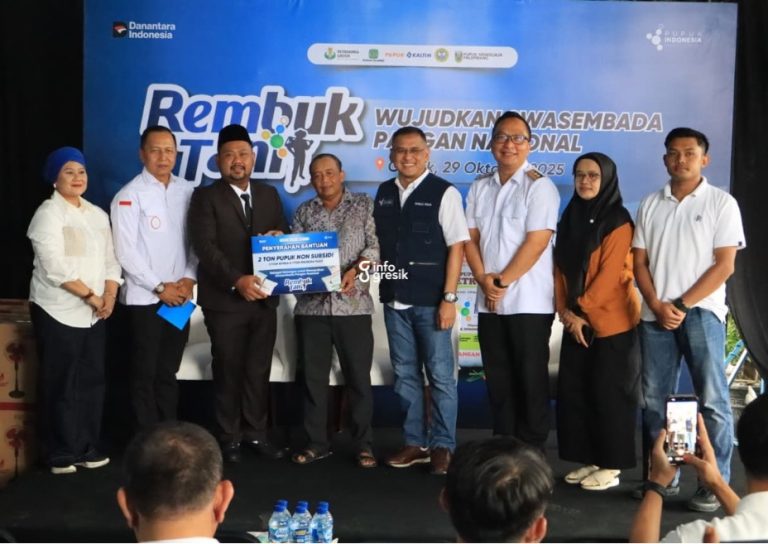 Bupati Gresik Fandi Akhmad Yani didampingi Wabup dr. Asluchul Alif serta Direktur Utama Pupuk Indonesia Rahmad Pribadi bersama komisaris Pupuk Indonesia menyerahkan bantuan 2 ton pupuk non-subsidi kepada petani di Balongpanggang. (Foto: Ist/Infogresik)