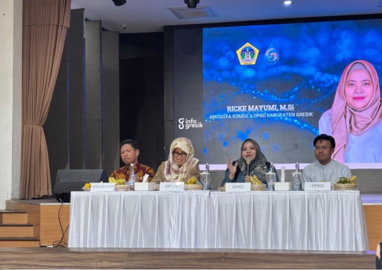 Anggota DPRD Gresik Ricke Mayumi dan M. Ainul Yaqin bersama Kepala DPUTR Gresik Dhiannita Tri Astuti saat menjadi narasumber dalam kegiatan di GNI Gresik. (Foto: Khanif Rosidin/Infogresik)