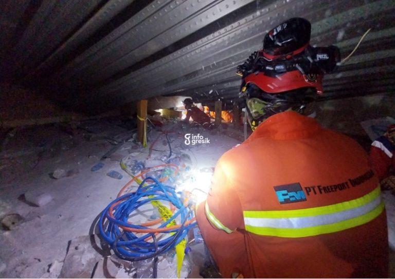 Tim tanggap darurat PTFI bersama petugas gabungan bekerja di bawah reruntuhan bangunan Pondok Pesantren Al-Khoziny, Sidoarjo. (Foto: Ist/INFOGRESIK)