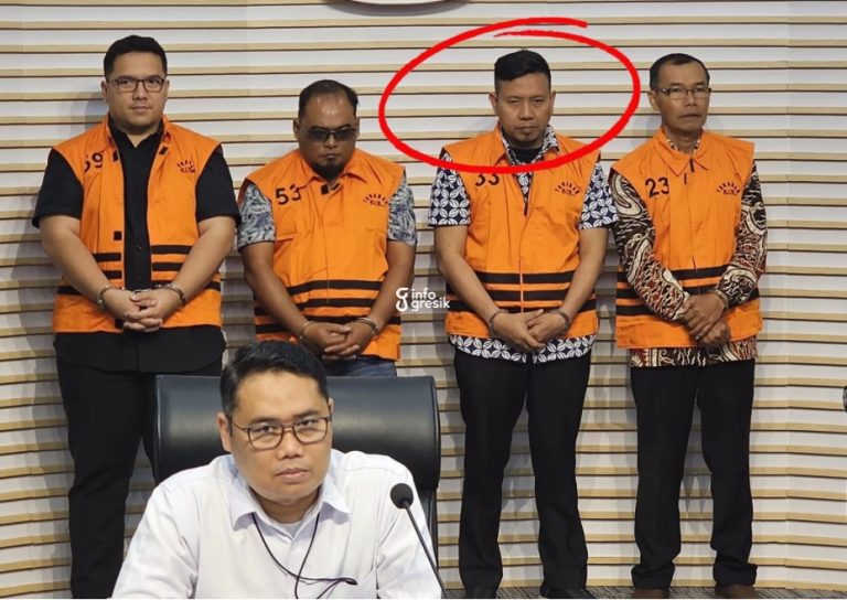 Anggota DPRD Jatim asal Gresik, Hasanuddin (dua dari kanan), saat berada di KPK. (Foto: Ist/Infogresik)