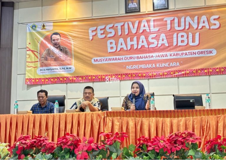 Bersama MGMP Gresik, Dewan Ajak Lestarikan Bahasa Daerah Anggota DPRD Gresik Ricke Mayumi saat membuka Festival Tunas Bahasa Ibu di Gresik. (Foto: Khanif Rosidin/Infogresik)