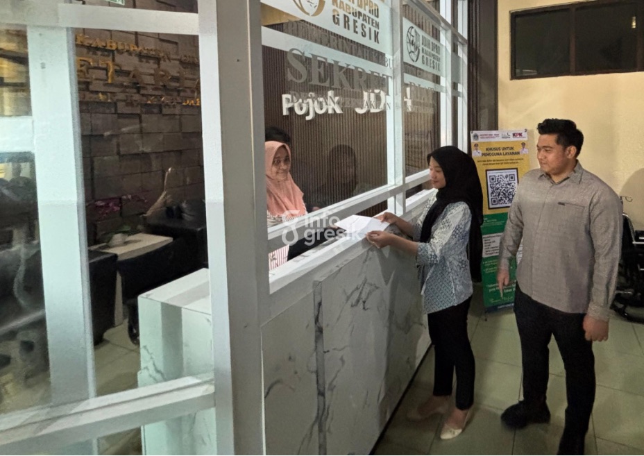 Ketua DPRD Gresik M. Syahrul Munir saat meninjau posko aduan warga di lantai 1 Gedung DPRD Gresik. (Foto: Khanif Rosidin/INFOGRESIK)