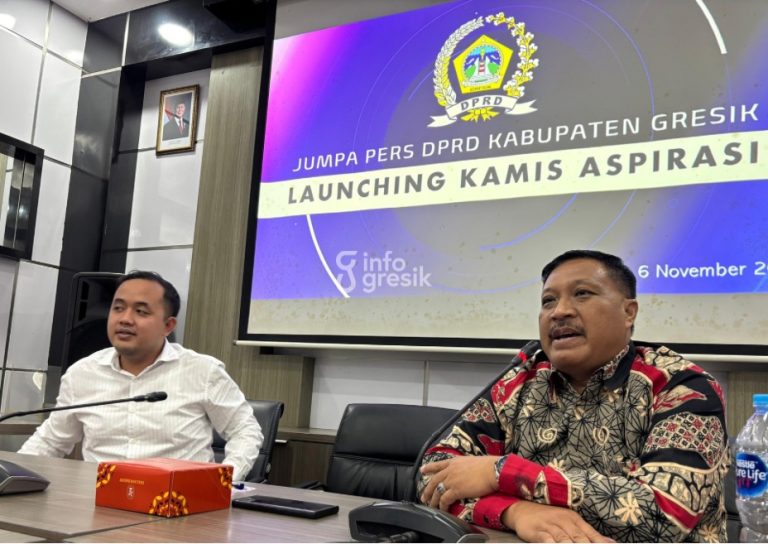 E-ASMARA Hadir, Warga Gresik Kini Bisa Langsung Sampaikan Aduan ke DPRD Wakil Ketua DPRD Gresik Mujid Riduan (kanan) bersama Ketua Komisi I Rizaldi Saputra saat peluncuran aplikasi E-ASMARA. (Foto: Khanif Rosidin/INFOGRESIK)