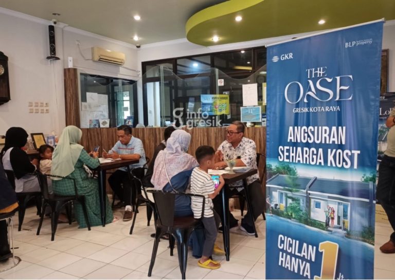 Suasana di kantor marketing The OASE saat para pembeli memadati lokasi. (Foto: Khanif Rosidin/INFOGRESIK)