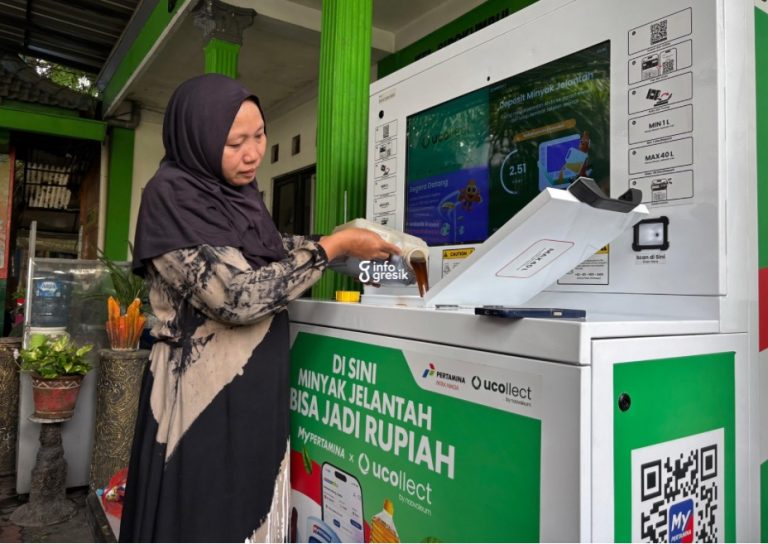 Yetty Nur Hidayati, warga Kampung Siba, Kelurahan Sidokumpul, Gresik, saat menuangkan minyak jelantah ke dalam alat Ucollect Box. (Foto: Khanif Rosidin/INFOGRESIK)