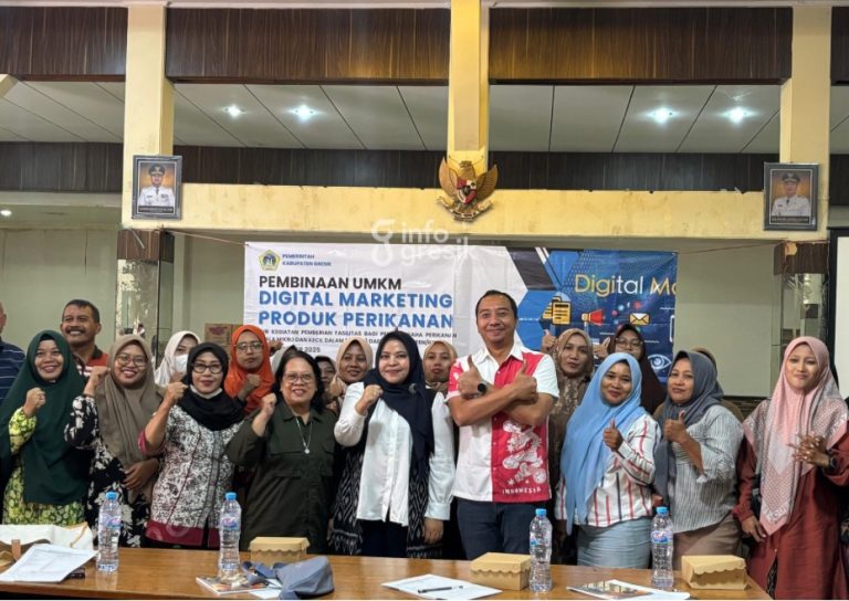 Anggota Komisi II DPRD Gresik, Ricke Mayumi dan Dimas Setio Wicaksono, saat menjadi narasumber kegiatan Digital Marketing Produk Perikanan. (Foto: Khanif Rosidin/INFOGRESIK)