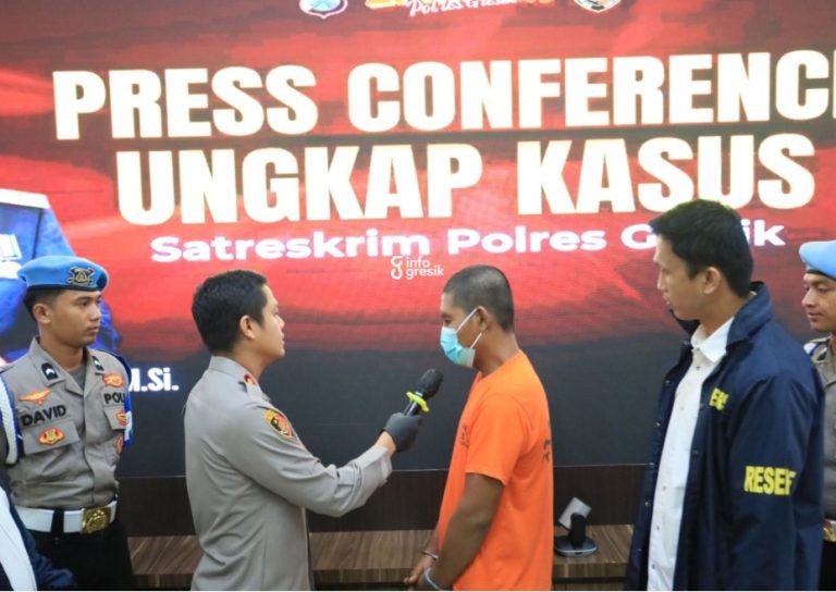 Kapolres Gresik AKBP Rovan Richard Mahenu saat memeriksa tersangka FH. (Foto: Ist/INFOGRESIK)