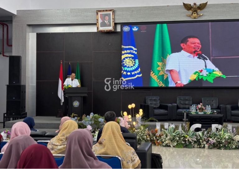 Staff Khusus Menteri Pendidikan Dasar dan Menengah Republik Indonesia Bidang Manajemen dan Kelembagaan, Didik Suhardi, saat memberikan sambutan pada pembukaan Seminar dan Sosialisasi Deep Learning & TKA bertema “Merawat Kecerdasan dan Karakter Bangsa Lewat Deep Learning & TKA” di Hall Sang Pencerah Universitas Muhammadiyah Gresik (UMG). (Foto: Khanif Rosidin/Infogresik)