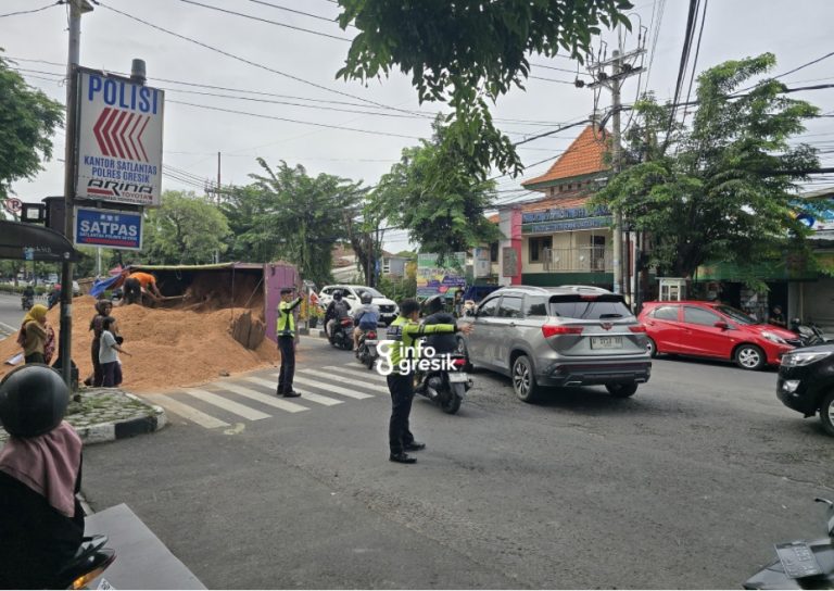 Petugas Satlantas Polres Gresik mengatur arus lalu lintas saat terjadi kecelakaan truk. (Foto: Ist/INFOGRESIK)