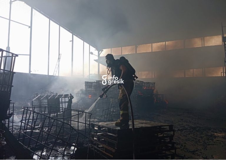 Personel Damkarla Gresik mengenakan APD lengkap saat memadamkan api di PT Ritek Energi Lestari. (Foto: Ist/Infogresik)