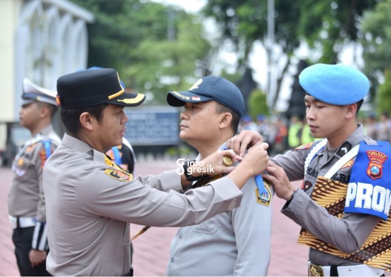 Kapolres Gresik AKBP Rovan Richard Mahenu menyematkan pita kepada anggota sebagai tanda dimulainya Operasi Zebra Semeru 2025. (Foto: Ist/Infogresik)